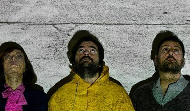 Ο Νίκος Γιαλελής μας μιλά για την παράσταση «Εμείς, οι ημιάνθρωποι του πουθενά»