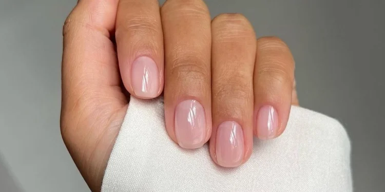 Bubble gloss nails: 10 ιδέες για το πιο minimal chic μανικιούρ της άνοιξης
