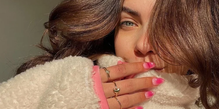 Eyeshadow nail: Το νέο beauty trend θέλει να κάνεις μακιγιάζ… στα νύχια