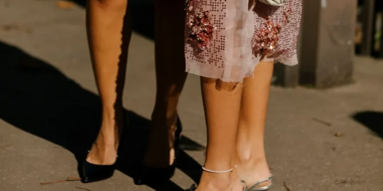 Τα άνετα τακούνια της άνοιξης είναι πιο chic από όσο πιστεύεις