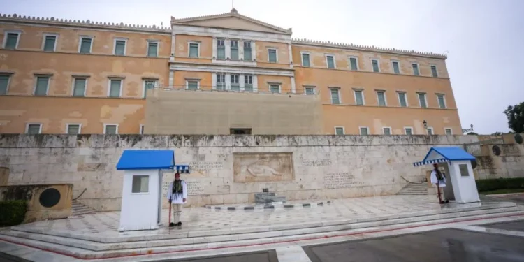 Moody’s: Η Ελλάδα θα έχει μία από τις μεγαλύτερες μειώσεις χρέους παγκοσμίως