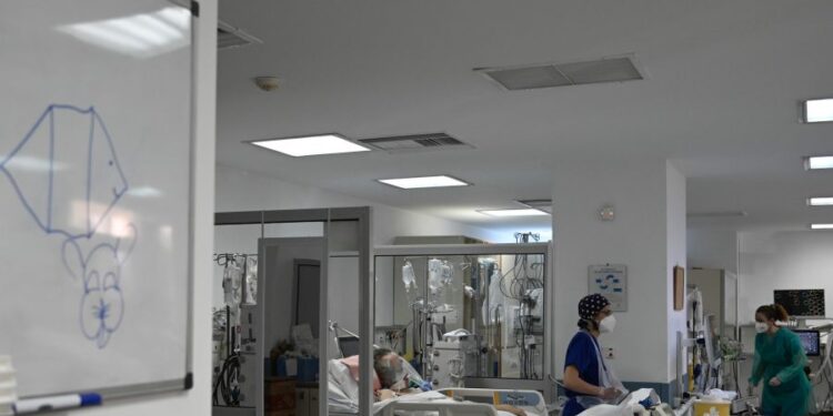Κοροναϊός: 57 νεκροί και 61 διασωληνωμένοι – Εντοπίστηκε η παραλλαγή Αρκτούρος