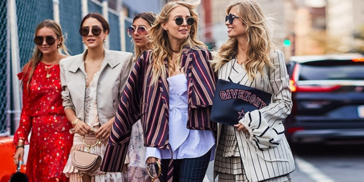 Άστατος καιρός: Τα τρικ που κάνουν οι fashionistas και δεν χάνουν το στιλ τους