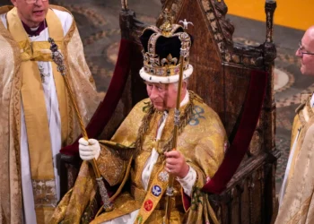 Στέψη βασιλιά Καρόλου: «God Save the King», τοποθετήθηκε το στέμμα