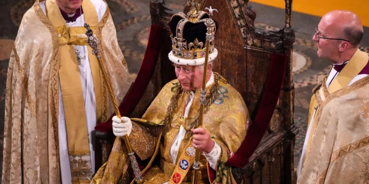 Στέψη βασιλιά Καρόλου: «God Save the King», τοποθετήθηκε το στέμμα