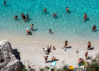 Γαλάζιες Σημαίες 2023: Οι 617 «χρυσές» ελληνικές παραλίες – Ποιες βραβεύτηκαν στην Αττική
