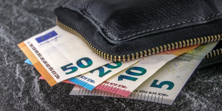 ΕΦΚΑ: Πότε καταβάλλονται τα αυξημένα προνοιακά επιδόματα