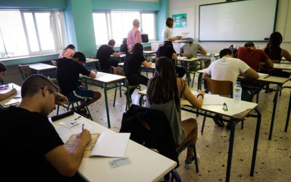 Σχολεία: Παρέμβαση Ντογιάκου μετά τη νέα κατάρρευση της πλατφόρμας για την «τράπεζα θεμάτων»