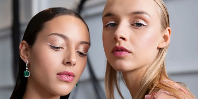 3 beauty tips που δεν ήξερες για το λευκό μολύβι ματιών