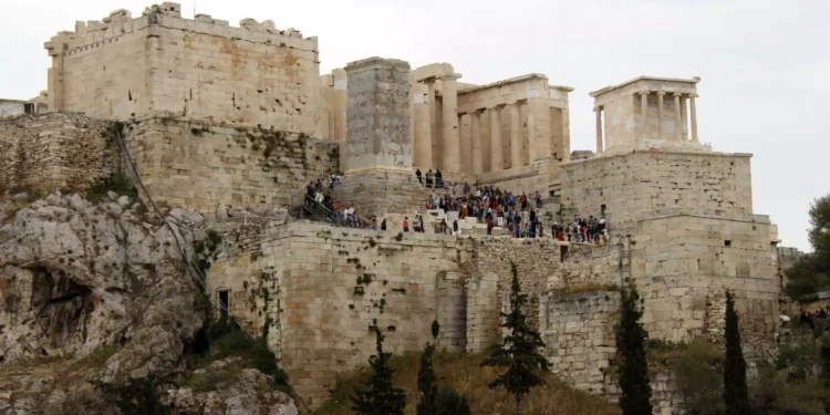 Αυξήθηκε 52,5% η τουριστική κίνηση στο τετράμηνο Ιανουαρίου-Απριλίου