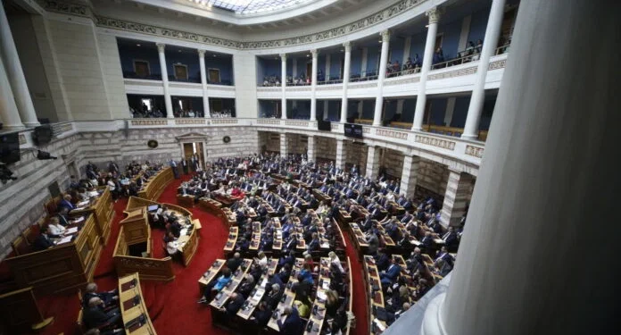 Δημοσκοπήσεις: Απειλείται το ρεκόρ της 8κομματικής Βουλής του 2015
