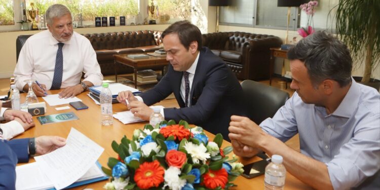 Περιφέρεια Αττικής: Αντιπλημμυρικά έργα, αθλητικές υποδομές και οδοφωτισμός στο δήμο Χαϊδαρίου