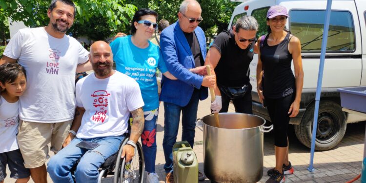 Γεύμα αγάπης στην κεντρική πλατεία του Δήμου Ηρακλείου Αττικής