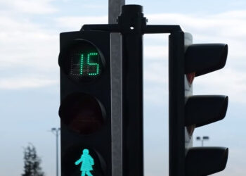 Φωτεινοί σηματοδότες με γυναικείες φιγούρες στις τέσσερις Περιφερειακές Ενότητες της Θεσσαλίας