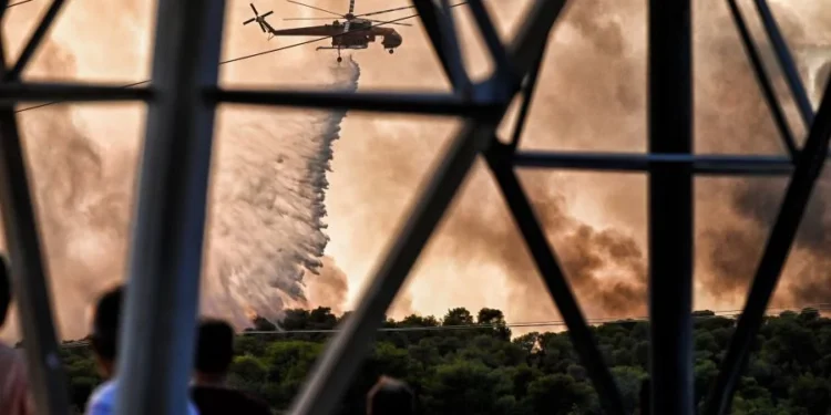 Μάχη με τις φλόγες στη δυτική Αττική και στο Λουτράκι