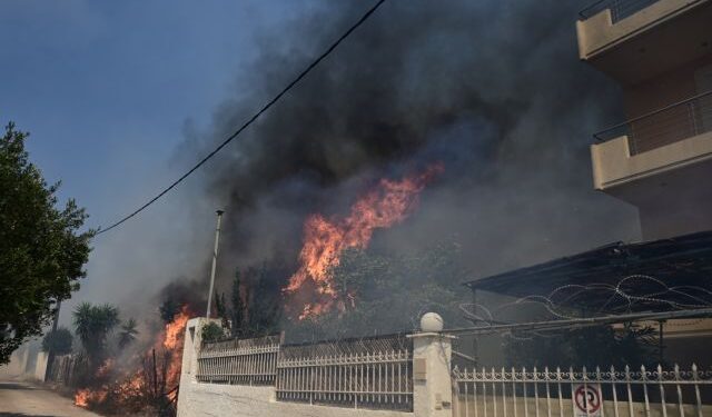 Φωτιά στον Κουβαρά: Καίγονται σπίτια στην Ανάβυσσο
