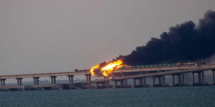 Κριμαία: Εκτός λειτουργίας η γέφυρα – Εκρήξεις κατέστρεψαν το οδικό και σιδηροδρομικό δίκτυο