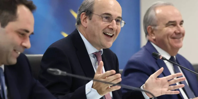 Χατζηδάκης: Παράταση του market pass έως τον Οκτώβριο – 70 ευρώ αύξηση σε όλους τους δημοσίους υπαλλήλους
