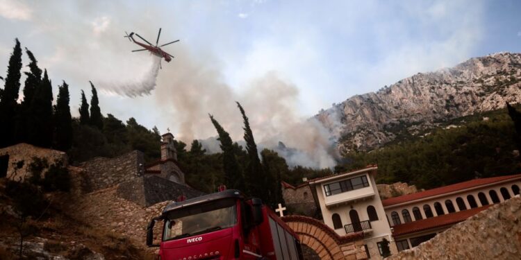 Μάχη με τις αναζωπυρώσεις σε όλη τη χώρα-60 πυροσβέστες με τραύματα ή αναπνευστικά προβλήματα
