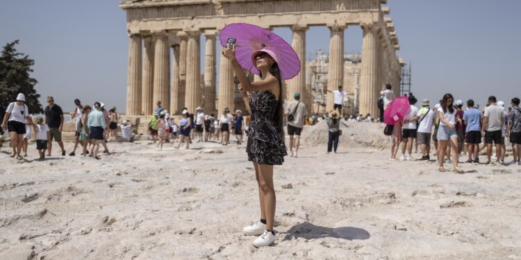 Υπερβολικό το δημοσίευμα του Bloomberg για τον καύσωνα τον Αύγουστο – Τι λένε οι Έλληνες μετεωρολόγοι