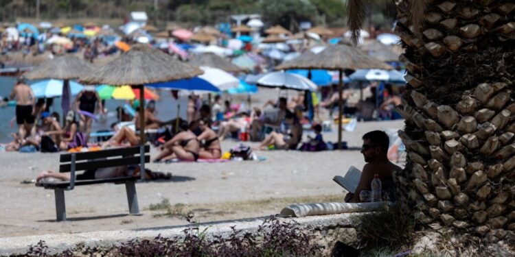 «Κίνημα της πετσέτας»: Ξηλώθηκαν οι πρώτες ξαπλώστρες στην Πάρο μετά τις μαζικές αντιδράσεις – Σαρωτικοί έλεγχοι με κυβερνητική παρέμβαση