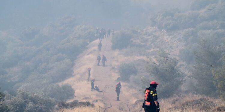 Στον Εθνικό Δρυμό Πάρνηθας οι φλόγες – Καίγονται σπίτια στην Αγία Παρασκευή Μενιδίου – Εκκενώνεται η Αμυγδαλέζα