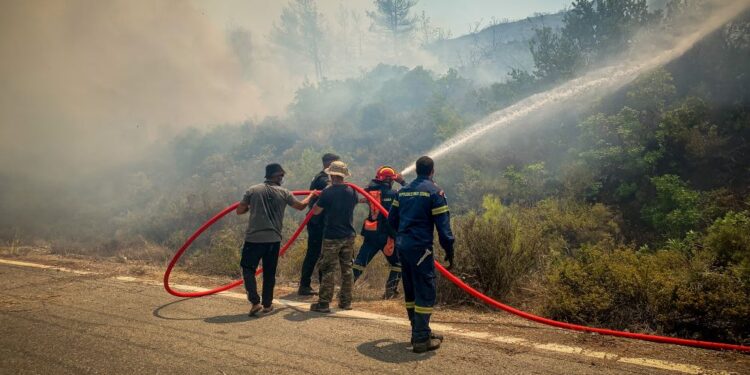 Τέσσερις προσαγωγές για εμπρησμούς σε Αυλώνα και Μενίδι