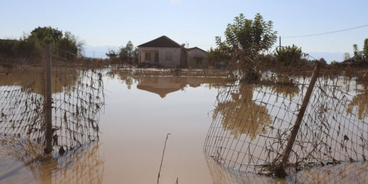 Σε επικίνδυνο σημείο η στάθμη της λίμνης Κάρλα