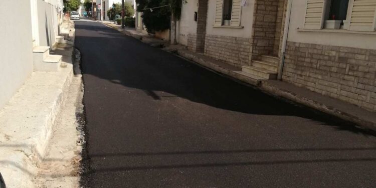Περιφέρεια Αττικής: Σε εξέλιξη τα έργα ασφαλτόστρωσης σε δρόμους του Πειραιά