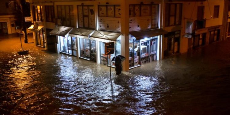 Εφιαλτική νύχτα σε Βόλο και βόρεια Εύβοια