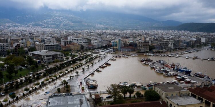 Δέκα οι νεκροί από τις πλημμύρες – Ο Πηνειός απειλεί τώρα την Λάρισα