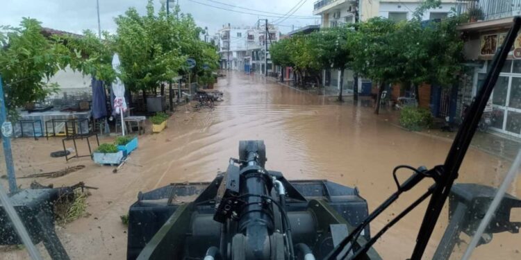 Εγκλωβισμένοι σε χωριά της Καρδίτσας και Λάρισας – Τέσσερις νεκροί σε Μαγνησία και Δομοκό