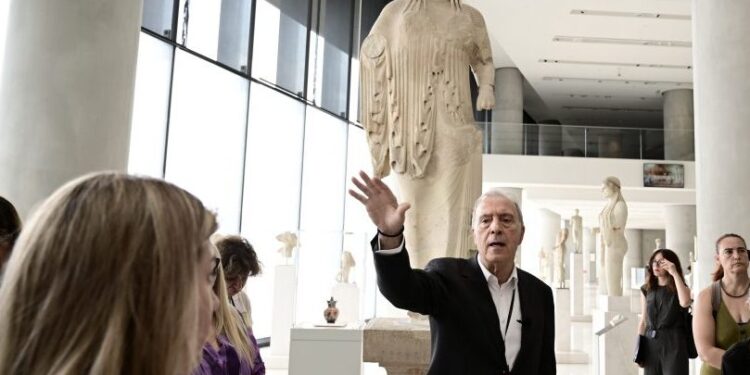 Ο Διευθυντής του Μουσείου της Ακρόπολης παίρνει θέση στην είδηση που διακινήθηκε, εμφανίζοντας επισκέπτη να αφοδεύει επίτηδες σε αίθουσα του Μουσείου