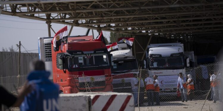 Μέση Ανατολή: Ανθρωπιστική βοήθεια με το σταγονόμετρο – Πέρασαν μόλις 20 φορτηγά από τη Ράφα