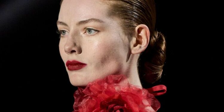 7 beauty items για να πετύχεις το red hot μακιγιάζ του χειμώνα