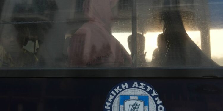 Στο αυτόφωρο για να δικαστούν τα τέσσερα μέλη του «Ρουβίκωνα»