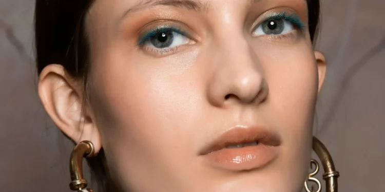 Η μπλε mascara θα είναι το απόλυτο trend και του φθινοπώρου