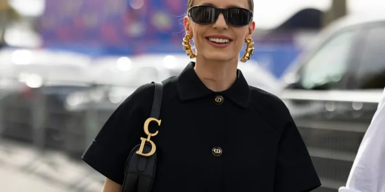 Οι μαύρες shoulder bags του φθινοπώρου χωράνε όλα τα απαραίτητα