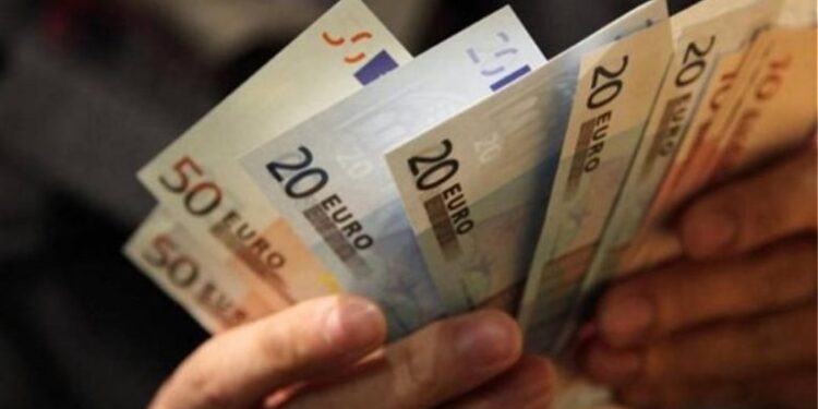 Τελευταία η Ελλάδα στην αύξηση του κατώτατου μισθού μεταξύ των 38 κρατών – μελών του ΟΟΣΑ