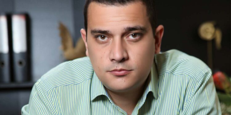 Ο Στέφανος Γκίκας βουλευτής Ν.Δ, στον Επικοινωνία 94fm