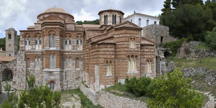 Aποκατάσταση και θωράκιση της Μονής του Οσίου Λουκά