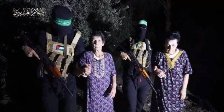 Ελεύθερες δύο ηλικιωμένες όμηροι της Χαμάς