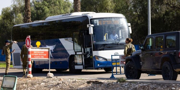 Aγωνία για τους 13 πρώτους ομήρους – Αναμένεται να φθάσουν στις 18:00 στο Ισραήλ