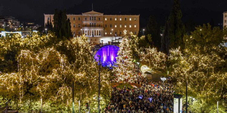 Δήμος Αθηναίων: Φωταγωγήθηκε το χριστουγεννιάτικο δέντρο στην Πλατεία Συντάγματος