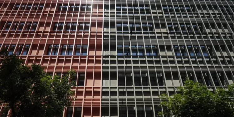 Το ιστορικό «Μινιόν» έλαμψε ξανά – Φωταγωγήθηκε σε τρία συμβολικά χρώματα