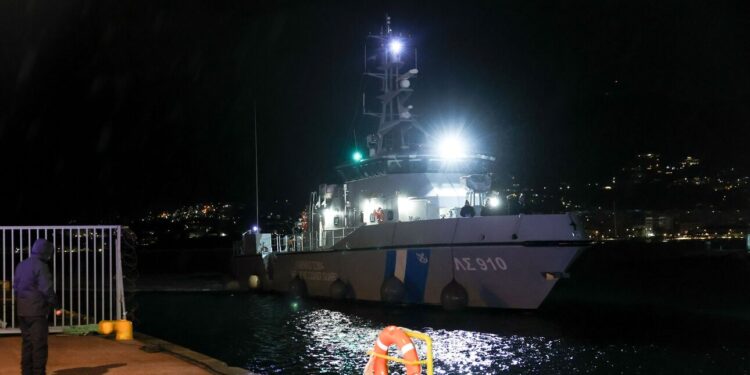 Συνεχίζονται οι έρευνες για τους 12 αγνοούμενους μετά τη βύθιση φορτηγού πλοίου ανοιχτά της Λέσβου