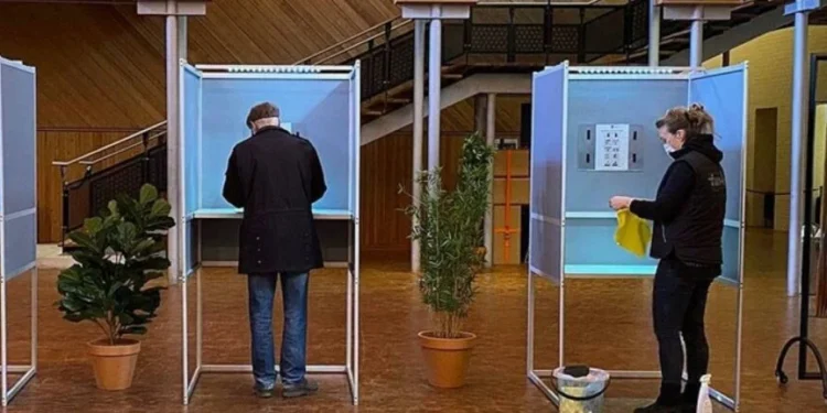 Άνοιξαν οι κάλπες στην Ολλανδία – Άνοδο της ακροδεξιάς δείχνουν οι δημοσκοπήσεις