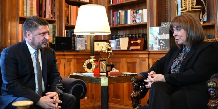 Ο νεοεκλεγείς περιφερειάρχης Νίκος Χαρδαλιάς στην ΠτΔ Κατερίνα Σακελλαρόπουλου