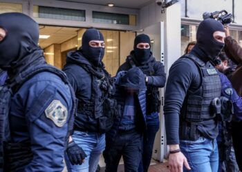Σήμερα η απολογία του 18χρονου που κατηγορείται για την επίθεση με φωτοβολίδα σε βάρος του 31χρονου αστυνομικού