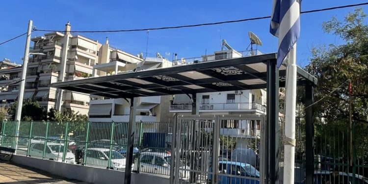 Νέα στέγαστρα στα σχολικά συγκροτήματα του Δήμου Παλαιού Φαλήρου